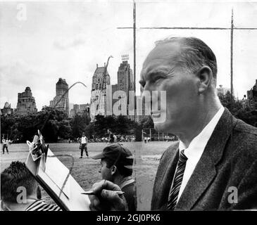 Der ehemalige New York Yankees Pitcher Red Ruffing notiert sich einige Notizen, während er über einige Aussichten im Ballfield des Central Park blickt. 15. Juni 1961 Stockfoto