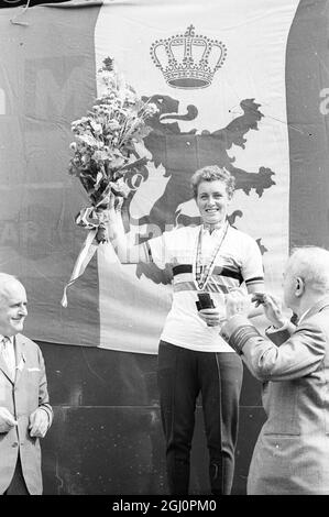 Beryl Burton gewinnt das Gold. Siegreiche Beryl. Frau Beryl Burton aus Großbritannien winkt ihren Strauß, nachdem sie am 2. September die Goldmedaille für den Gewinn des Amateur Road Race der Frauen bei den World Cycling Championships in Heerlen erhalten hat. 4. September 1967 Stockfoto