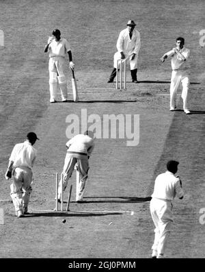 England gegen Indien der erste Tag des Abschlusstests begann im Oval und dieses Bild zeigt Jaysinghrao Ghorpade, der von Tommy Greenhough für 5 Läufe am 20. August 1959 gegrabt wurde Stockfoto