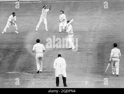 Letzter Tag des Tests in Old Trafford, Manchester: Umrigar Putting Rhodes hoch über den Slips für 4. 29. Juni 1959 Stockfoto