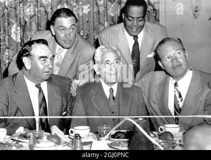 Zum Gedenken an den 85. Jahrestag des ersten Fußballspiels posieren diese ehemaligen Fußballgrößen bei einem Touchdown Club Lunch. Von links nach rechts (vordere Reihe): Morley Drury - USC, Alonzo Stagg - Chicago University, und Doktor Harold P.(Brick) Muller, University of California (hinten) Mel Hein, Washington State und Kenny Washington, UCLA. 5. November 1954 Stockfoto