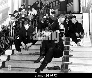 Das All Blacks Rugby-Team übernimmt die Treppe im Foyer des Peebles Hotels, Scottish Borders, bevor es kurz nach seiner Ankunft aus Aberdeen zu einem Training aussteigt. 17. Januar 1964 Stockfoto