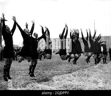 Die Neuseeländer machen ihren traditionellen Maori-Kriegstanz vor dem Spiel. Im Rugby International im Twickenham Stadium in London schlugen die All Blacks England um fünf Punkte auf Null. 30. Januar 1954 Stockfoto