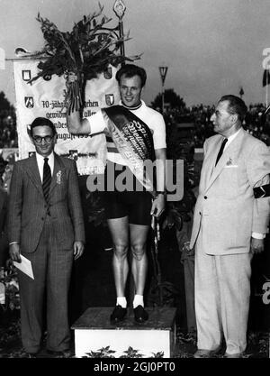 Der Brite gewinnt den Titel des Cycle Trial. Köln : der britische Cyril Pfau steht auf dem Podium, nachdem er hier den Titel des World Amateur Cycle Sprint gewonnen hat. 31. August 1954 Stockfoto