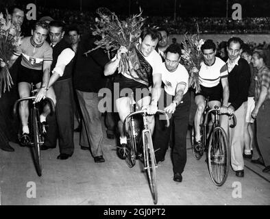 Der Brite gewinnt den Titel des Cycle Trial. Köln : der britische Cyril Pfau, der neue Amateur-Weltmeister im Sprint, geht nach dem Titelgewinn hier auf die Rennstrecke für einen Ehrenkurs. Der zweite war John Tresider aus Australien (rechts) und der tyhird Giegnard aus Frankreich (links). 31. August 1954 Stockfoto