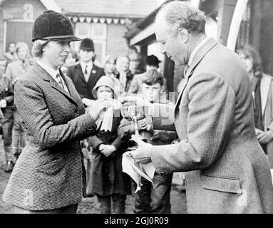 Ein weiterer Preis für Prinzessin Anne . Tweedlesdown, hampshire: Prinzessin Anne, Tochter der britischen Königin Elizabeth II., wird hier abgebildet erhalten eine Auszeichnung und eine Rosette von Brigadier DT bastin für ihre Leistung am Staff College und Sandhurst Pony Club Horse Trials, auf ihrem Pony '' High Jinks ''. Die Prinzessin gewann den Preis für die unter 17 Teilnehmer in der Einzelperson. Sie hatte brillante Noten in der Dressur, keine Fehler im Langlauf und keine Fehler im Springreiten. Sie war für den Garth Junior Pony Club unterwegs. 23. April 1966 Stockfoto