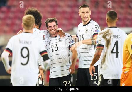 Jonas Hofmann, DFB 23 feiert sein Ziel, glücklich, lachen, feiern, mit Niklas Süle, Suele, DFB 15 im Spiel DEUTSCHLAND - ARMENIEN 6-0 Qualifikation zur WM 2022, WM Quali, Saison 2021/2022, 5. September 2021 in Stuttgart, Deutschland. (Armenien) © Peter Schatz / Alamy Live News Stockfoto