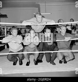 Sie warteten vergeblich. London; Mitglieder des englischen WM-Teams werden heute im Hampstead-Gymnasium des British Boxing Board of Control abgebildet, wo sie vergeblich auf den Weltmeister im Schwergewicht warteten, Muhammad Ali trainiert für seinen bevorstehenden Titelkampf mit dem britischen Brian London am 6. August am Earl's Court. Von links nach rechts, hockend; Jackie Charlton , Ray Wilson , Jimmy Greaves und Bobby Charlton . Stehend ist Kapitän, Bobby Moore. England wird am Samstag in Wembley im Finale des Weltcup-Turniers die Bundesrepublik treffen. 28. Juli 1966 Stockfoto