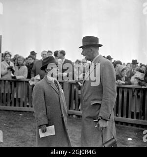 Der ehemalige Jockey-Champion Gordon Richards (links) spricht bei einem Renntreffen in Newmarket mit Noel Murless. Murless hat Hopeful Venture gesattelt, um die Wood Ditton Stakes für Ihre Majestät Königin Elizabeth II zu gewinnen. 20. April 1967 Stockfoto