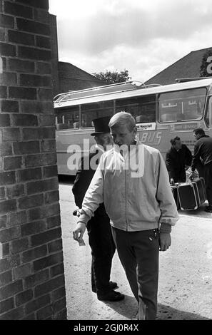 Viel Glück : Welwyn Garden City, Herts : der westdeutsche Karl-Heinz Schnellinger wird heute im Homstead Court Hotel mit dem westdeutschen Unterstützer Viktor Siuda aus Braunschweig abgebildet. Viktor ist als Schornsteinfeger gekleidet - ein Symbol für Glück in Deutschland. Die Bundesrepublik Deutschland trifft England im Finale des Weltcup-Turniers heute Nachmittag im Wembley-Stadion. 30. Juli 1966 Stockfoto