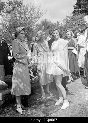 Ihre Königliche Hoheit Prinzessin Elizabeth nahm an den jährlichen Lawn Tennis Exhibition Spielen Teil, die von Lady Crosfield in Unterstützung der National Children's Palyground Association in Highgate West Hill, London, N6, 41 abgehalten wurden. Hier gesehen, chattet Miss Beverly Baker, Tennisspielerin aus den USA mit Prinzessin Elizebeth. In der Mitte ist Lady Crossfield . 20. Juni 1951 Stockfoto