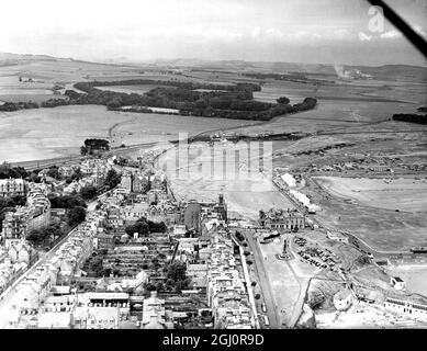 Eine Luftaufnahme zeigt St Andrews auf der linken Seite, und das Golf Clubhouse auf der rechten Seite mit dem St Andrews Golfplatz erstreckt sich auf der rechten Seite, Fife, Schottland. 5. Juli 1957 Stockfoto