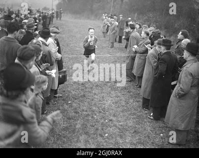 Langlaufrennen über die Ziellinie 1940 Stockfoto