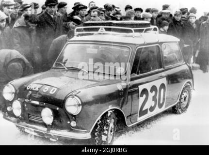 Warschau, Polen: Der britische Paddy Hopkirk, Gewinner der Rallye Monte Carlo und Co-Fahrer Henry Liddon, der einen BMC Mini fährt, verlässt Warschau am ersten Tag der Rallye Monte Carlo 1966 unter Schneebedingungen. 14. Januar 1966 Stockfoto