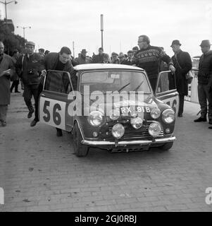 Monte Carlo, Monaco: Paddy Hopkirk, letztjähriger Sieger der Rallye Monte Carlo, und sein Beifahrer Henry Liddon kommen in Monte Carlo in ihrem BMC Cooper ''S'' während der Rallye 1965 am 19. Januar an. Sie mussten sich nach einem Zusammenbruch aus dem diesjährigen Ereignis zurückziehen. 21. Januar 1965 Stockfoto