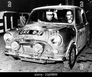 Monte Carlo, Monaco: Der britische Paddy Hopkirk (Gewinner der Rallye Monte Carlo 1964) und Co-Fahrer Henry Liddon erreichen Monte carlo am 16. Januar für die Klassifizierungsveranstaltung der jährlichen Rallye Monte Carlo. Sie fahren einen BMC Mini 19. Januar 1966 Stockfoto