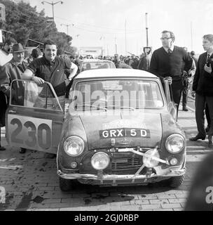 Monaco: Lächelnd nach der Bergrunde Monaco - Chamberg - Monaco der Rallye Montre Carlo am 18. Januar sind der britische Paddy Hopkirk (links) und der Beifahrer Henry Liddon mit ihrem Austin Cooper abgebildet. Das Lächeln wurde gestern sauer, als ihr Auto aufgrund einer Formalität vom 21. Januar 1966 disqualifiziert wurde Stockfoto