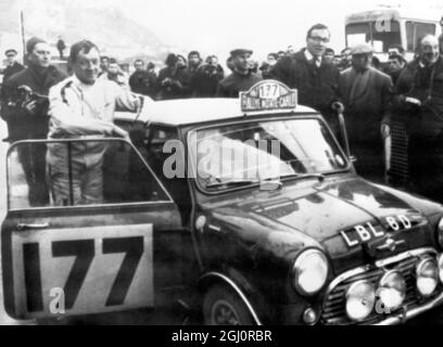 Monte Carlo, Monaco: Gesehen heute 20. Januar 1967, mit ihrem britischen Mini Cooper Auto gewannen die 36. Monte Carlo Rallye sind Finnland Rauno Aaltonen (links) und Großbritannien Henry Liddon (rechts, Brille) . Sie werden hier nach dem Zeitfahren gesehen. 20. Januar 1967 Stockfoto