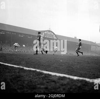 Erste Etappe des Halbfinales der Fußball-Europameisterschaft, gespielt in Liverpool von Liverpool und dem FC Internazionale von Mailand. Identifiziert, Mitte, Vordergrund Liverpool-Spieler, Ronnie Moran (Nr. 3), der ins Spiel gebracht wurde, An die Stelle des Verletzten Gerrry Byrne. Ergebnis Liverpool 3 Inter-Milan 1 4 May 1965 Stockfoto