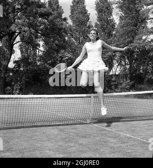 Vor Wimbledon Mode: London: Miss Betty Ann Grubb, aus santa Monica, USA, einer der amerikanischen Tennisstars hier, um an den Wimbledon Meisterschaften Sprünge über das Netz bei einer Pre-Wimbledon-Party in Hurlingham teilnehmen. Sie trägt ein Outfit aus Dacron-Rüschen mit gelben Rosenknospen. 22. Juni 1969 Stockfoto