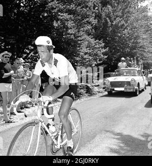 Der 29-jährige Brite Tommy Simpson starb heute, am 13. Juli 1967, im Krankenhaus von Avignon, nachdem er während der heutigen 13. Runde des Tour de France-Radrennens von Marseille nach Carpentras einen Sonnenstich erlitten hatte. Er wird hier während der Besteigung des Ventous Mount während der 13. Etappe gesehen. Simpson, der in Gent, Belgien, lebte, war der Vater von zwei Kindern. Es war der erste bekannte Tod in der Geschichte der Tour de France. 13. Juli 1967 Stockfoto