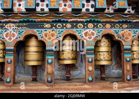 Bhutan, Paro, Hauptstadt des Distrikts Paro, auch bekannt als Dzongkhag. Traditionelle Gebetsräder. Stockfoto