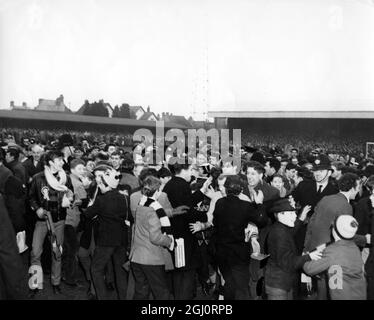 FUSSBALL: Oxford United verursachte den Schock der FA Cup fünften Runde Krawatten, als sie die erste Division Blackburn Rovers um 3 Tore zu 1 in Oxford schlagen. Hier sieht man jubelende Fans, die nach dem Spiel auf dem Spielfeld raiden. 15. Februar 1964 Stockfoto