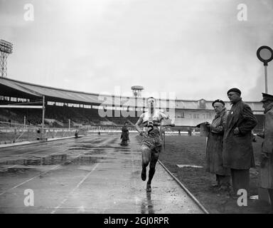 Walter Hesketh bricht in White City mit einer Zeit von 29 Minuten und 13.8 Sekunden den Rekord der britischen All-Comers im sechs-Meilen-Rennen. 6. August 1951 Stockfoto
