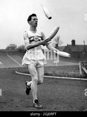 Der Jongliersportler ... Walter Hesketh - British Olympic Hope Walter Hesketh , Großbritanniens „Hoffnung“ auf die 10,000 Meter bei den bevorstehenden Olympischen Spielen - fand seinen Bürojob in Manchester zu zeitaufwandsend und wenn er rechtzeitig Höchstfitness erreichen wollte - müsste etwas getan werden, und er tat es .... In Erinnerung daran, dass sein Großvater ein Bühnenjongleur war, entschied Walter, dass er selbst in seine Fußstapfen treten sollte, und damit in der Lage wäre, zwei Vögel mit einem Stein zu töten - zB fit halten und trainieren für beide Arbeitsplätze zur gleichen Zeit. . Foto zeigt: Walter Heskethwer ist der Nationale Kreuzgraf Stockfoto