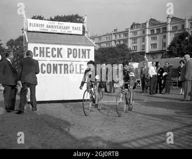 Mit dem Fahrrad nach Paris beim Daily Mail London-Paris Air Race starten heute die 13-jährige Clive Sheridan aus Isleworth, Middlesex, und seine Mutter, Frau Eileen Sheridan, die Siegerfahrerin. Sie fahren zum Southern Airport, wo sie an Bord eines Frachters in Bristol nach Le Bourget fliegen werden, wo sie am 15. Juli 1959 ihre Fahrräder für den letzten Lauf nach Paris tragen Stockfoto