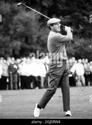 Peter Thomson aus Australien, fährt von den ersten Fairways während seines Spiels mit Arnold Palmer, der Vereinigten Staaten, im Finale der Piccadilly World Match Play Championships in Wentworth heute, Virginia Water, Surrey, England. 14. Oktober 1967 Stockfoto