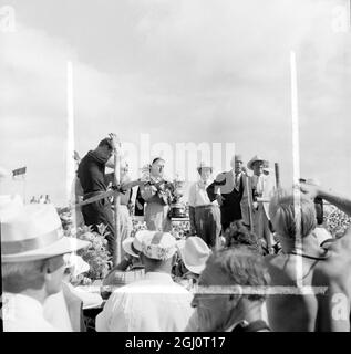 DER RENNSPORTMEISTER JACK BRABHAM DURCHFUHR DIE SIEGEREHRUNG, NACHDEM ER AM 15. JANUAR 1960 DEN GRAND PRIX CUP GEWONNEN HATTE Stockfoto