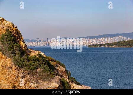 Blick auf Istanbul von den Prinzeninseln im Marmarameer. Stockfoto