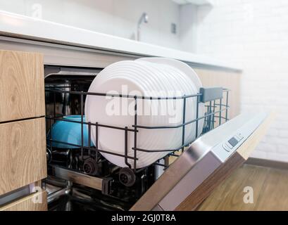 Geschirrspüler mit sauberem Geschirr geöffnet Stockfoto