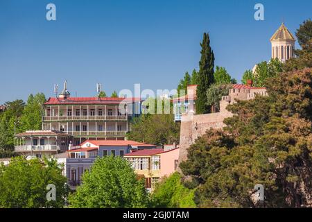 Georgien, Tiflis. Avlabari, Stadtgebäude mit der Kathedrale der Heiligen Dreifaltigkeit von Tiflis. Stockfoto