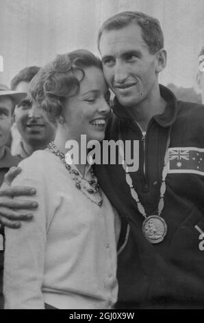 OLYMPISCHES SPIEL 1500 M FINALE ELLIOTT GEWINNT S UMARMT FRAU 6 SEPTEMBER 1960 Stockfoto