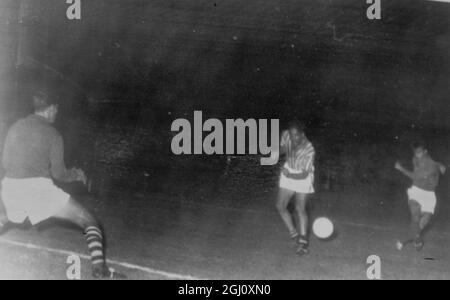 OLYMPISCHE SPIELE FUSSBALL FRANKREICH V INDIEN INDIANER TORWART VERDECKT 30 AUGUST 1960 Stockfoto