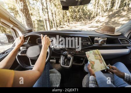 Multirassische ältere Frauen mit Spaß auf der Straße in Wohnmobil - Fokus auf Frau Hände halten Rad Stockfoto