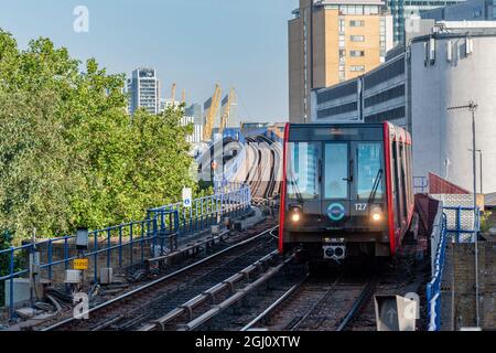 London, Großbritannien. September 2021. Eine Docklands Light Railway (DLR) kommt am Westferry-Bahnhof in London an. Kredit: SOPA Images Limited/Alamy Live Nachrichten Stockfoto
