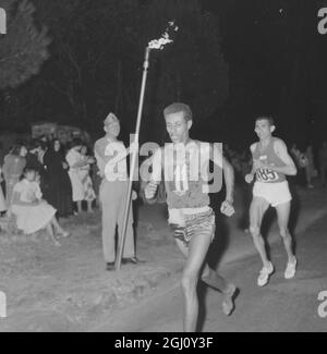 OLYMPISCHES SPIEL MARATHON ABEBE FÜHRT AM ZIEL 11. SEPTEMBER 1960 Stockfoto