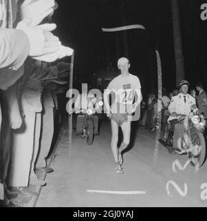 OLYMPISCHES SPIEL ROAD WALK 50 KM LJUGGREN TRITT ENDE 7. SEPTEMBER 1960 INS STADION EIN Stockfoto