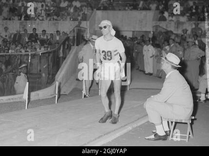 OLYMPISCHES SPIEL ROAD WALK 50 KM THOMPSON TRITT INS STADION EIN, UM AM 7. SEPTEMBER 1960 ZU GEWINNEN Stockfoto