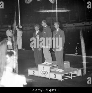 Das Bild zeigt die Gewinner der Olympic Yachting, Finn-Klasse, auf dem Podium während der Medaillenübergabe gestern Abend. Im Zentrum steht der dänische Goldmedaillengewinnerin Paul Bert Elvstrom. Links der Silbermedaillengewinnerin Alexandr Chuchelov (UdSSR) und rechts der Bronzemedaillengewinnerin Belgiens Andre Nelis. Die Medaillen wurden von IVA Vind, dem dänischen Mitglied des Internationalen Olympischen Komitees, überreicht. 8. SEPTEMBER 1960 Stockfoto