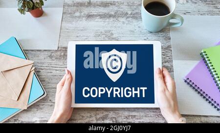 Copyright-Symbol auf dem Bildschirm. Patentrecht und geistiges Eigentum. Business-, Internet- und Technologiekonzept Stockfoto
