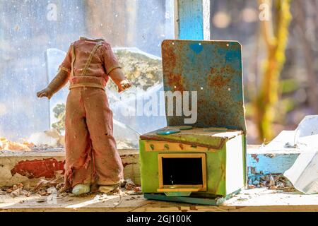 Ukraine, Pripjat, Tschernobyl. Kinderspielzeug, kopflose Puppe. Stockfoto