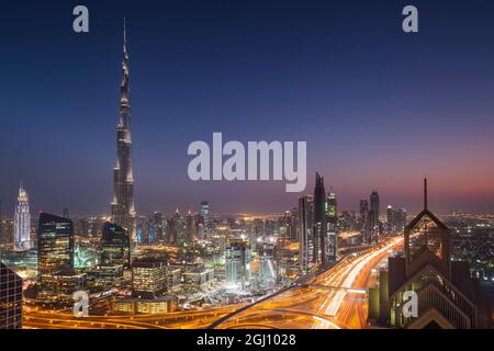 UAE, Dubai, Downtown Dubai, eleavted Blick auf die Sheikh Zayed Road und der Burj Khalifa Tower, das höchste Gebäude der Welt, 2016, Dämmerung Stockfoto