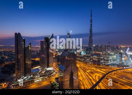 UAE, Dubai, Downtown Dubai, eleavted Blick auf die Sheikh Zayed Road und der Burj Khalifa Tower, das höchste Gebäude der Welt, 2016, Dawn Stockfoto