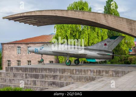 Armenien, Debed Canyon, Sanahin. MiG-21 Jetfighter Denkmal für den Geburtsort der Mikoyan-Brüder, Anastas, Mitglied des sowjetischen Politbüros und Artyom, de Stockfoto