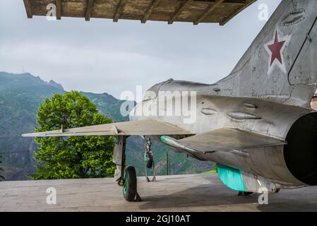 Armenien, Debed Canyon, Sanahin. MiG-21 Jetfighter Denkmal für den Geburtsort der Mikoyan-Brüder, Anastas, Mitglied des sowjetischen Politbüros und Artyom, de Stockfoto