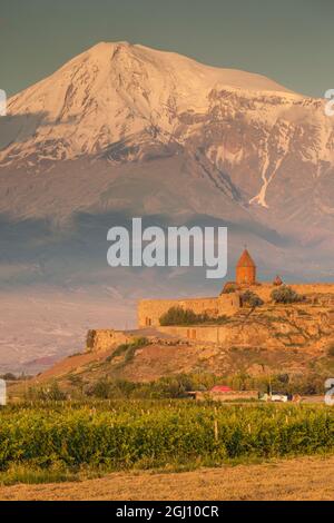 Armenien, Khor Virap. Khor Virap Kloster, 6. Jahrhundert, mit Mt. Ararat. Stockfoto